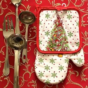 Christmas Tree with Candy Canes Snowflakes Design Pot Holder and Oven Mitt